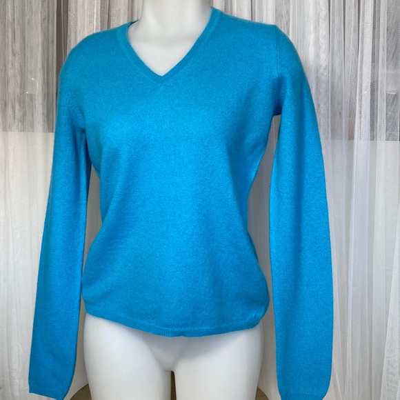 Lord & Taylor Sweaters - Lord & Taylor 100% cashmere V-Neckline sweater